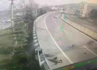 Kocaeli’de Motosiklet Sürücüsünün Bariyere Çarptığı Kaza Görüntüleri kocaelide-motosiklet-srcsnn-bariyere-arpt-kaza-grntleri