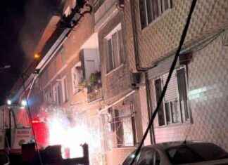 Terastaki Yangın Elektrik Hattına Sıçradı, Kablolar Ekiplerin Üzerine Düştü terastaki-yangn-elektrik-hattna-srad-kablolar-ekiplerin-zerine-dt