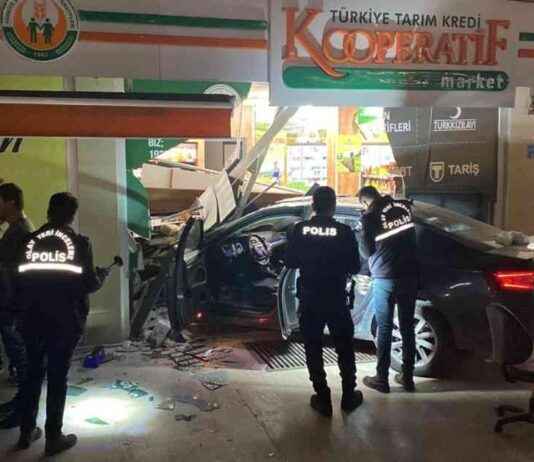 Alkollü sürücünün kaza anı kamerada: 3 yaralı alkoll-srcnn-kaza-an-kamerada-3-yaral