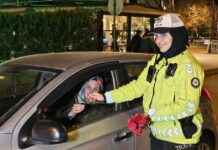 Edirne’de trafik polisleri kadınlara çiçek hediye etti edirnede-trafik-polisleri-kadnlara-iek-hediye-etti