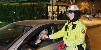 Edirne’de trafik polisleri kadınlara çiçek hediye etti edirnede-trafik-polisleri-kadnlara-iek-hediye-etti