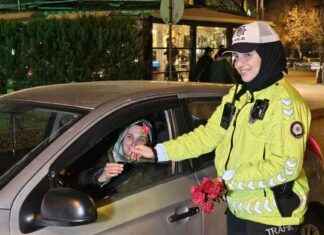 Edirne’de trafik polisleri kadınlara çiçek hediye etti edirnede-trafik-polisleri-kadnlara-iek-hediye-etti