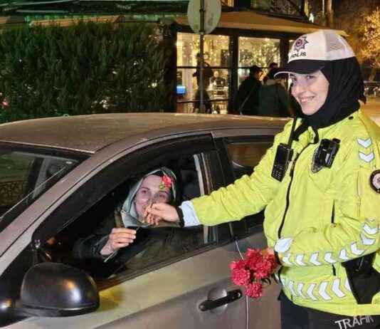Edirne’de trafik polisleri kadınlara çiçek hediye etti edirnede-trafik-polisleri-kadnlara-iek-hediye-etti