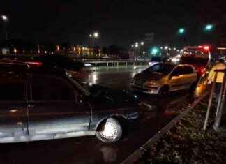 Kaza: Kaygan Yolda Otomobil Kırmızı Işıkta Çarptı – 5 Yaralı kaza-kaygan-yolda-otomobil-krmz-kta-arpt-5-yaral