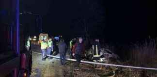 Nikahtan dönenlerin otomobili kaza yaptı: 1 ölü, 7 yaralı nikahtan-dnenlerin-otomobili-kaza-yapt-1-l-7-yaral